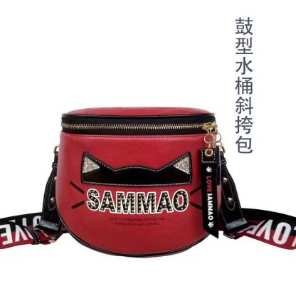 2020年台湾三猫时袋新款中国红复古潮流时尚双肩包斜挎包水筒包手机包