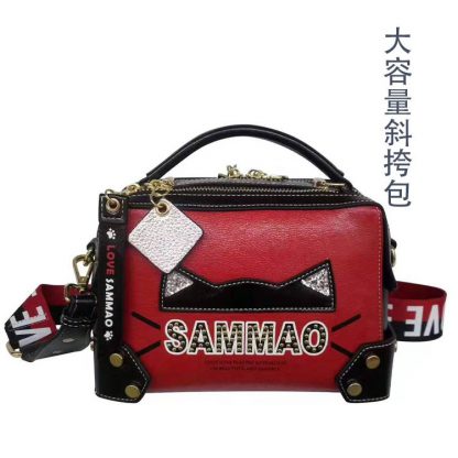 2020年台湾三猫时袋新款中国红复古潮流时尚双肩包斜挎包水筒包手机包